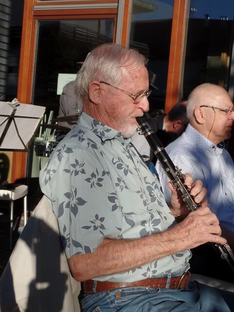 Helmut Hamberger ist mit über 80 Jahren der älteste Aktive unter den swingenden Jazzern.
