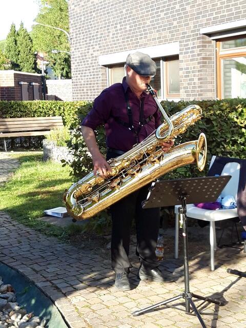 So etwas sieht man selten. Ein Bass-Saxophon gespielt von Andreas Voigt.