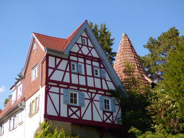 Ein wunderschönes Fachwerkhaus und ein besonderer Turm daneben - wem kommt denn das bekannt vor und wo ist es zu finden? --- 7. Buchstabe des Turmnamens.....