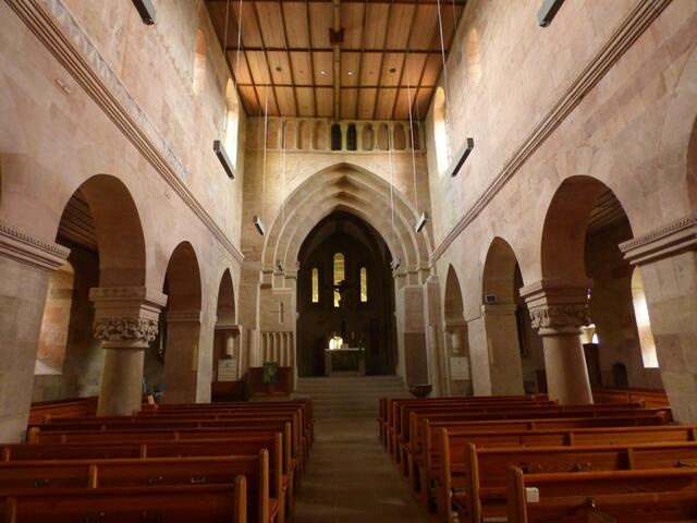 Eine schöne Kirche mit einem schlicht gehaltenem Innenraum. Wer kennt die Kirche und in welchem Ort ist sie zu finden? --- 4. Buchstabe des Kirchennamens.....