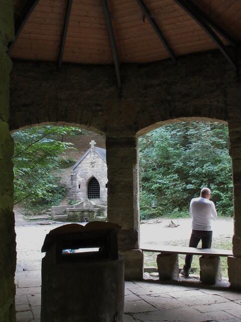 Hier ist die Legende verewigt. Ein imposantes Buch, das von Forstwirt Silas Rössl mit einer Motorsäge geschnitzt wird, ist bei den Köpferanlagen zu finden und informiert die Besucher über die romantische Sage des Veit Imlin und seiner Frau Hildegund. Für die Wanderer, die ihn nicht persönlich treffen können...