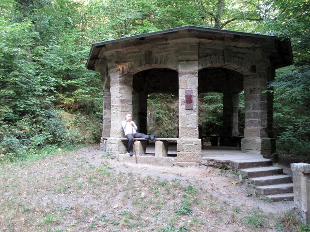 Wie er da sitzt und auf Ratsuchende aus der Stadt wartet...