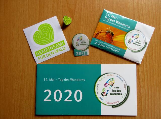 Das Heft zum Tag des Wanderns mit vielen Gutscheinen und Gewinnspielen erhielten die Wanderer als Dreingabe. Nun kann endlich der alte Anstecker von 2019 durch den aktuellen ersetzt werden. Und wieder gibt es eine Wildblumenmischung "Blühende Landschaften" zum Erhalt der Insekten.