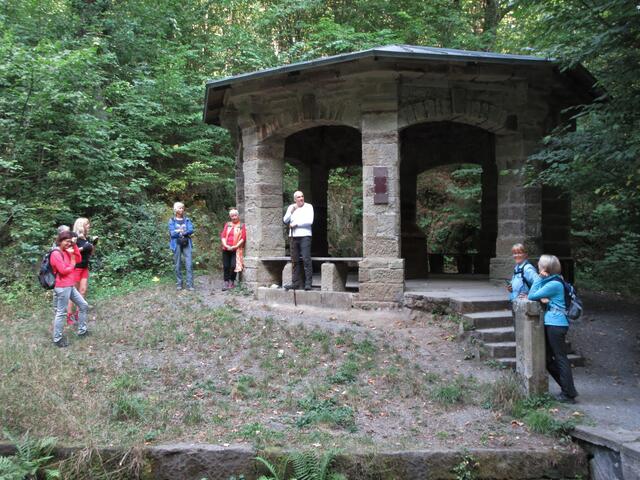 Gespannt lauscht die Gruppe der Geschichte um die Köpferklause