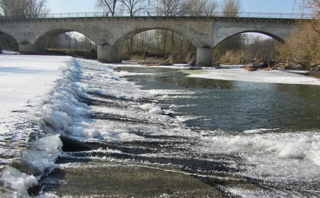 Unter der Kocherbrücke am Wehr ( DER Badeplatz für die Kochendorfer!)