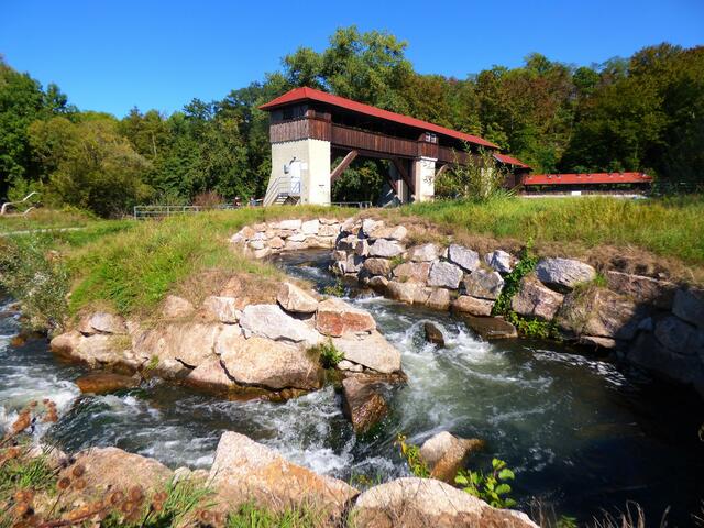 Das vor über 100 Jahren erbaute Wasserkraftwerk mit der neu angelegten Fischtreppe.
