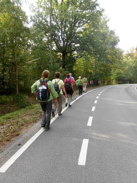 Seit die neuen Radwege eingerichtet wurden, lässt es sich auch unter der Woche gut an der Straße entlang gehen. Für Fußgänger, war das bisher ziemlich gefährlich... | Foto: Aurelia Kling
