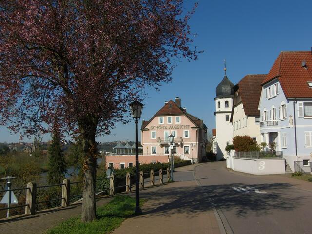 Jagstfeld, Deutschordenstraße mit Blick auf die "Schöne Aussicht" und den alten Kirchturm.