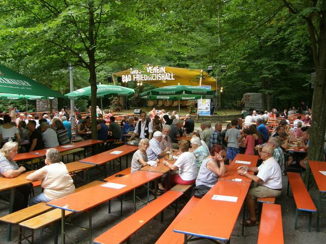 In Jagstfeld wird gerne gefeiert. Hier beim Bockbierfest . . .