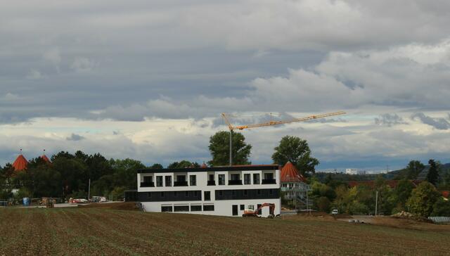 Ärztehaus, im Hintergrund der Wasserturm von Gaisbach und Gebäude der Firma Würth