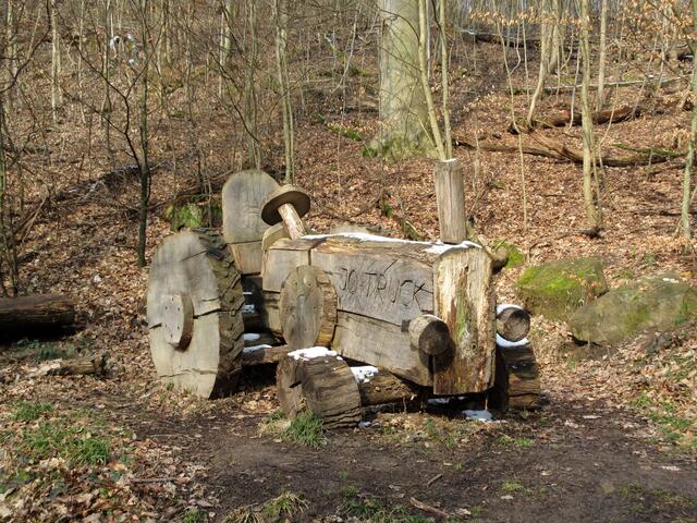 Hier sah der Traktor noch richtig gut aus. Nun ist er auseinander genommen und die Baustelle abgesperrt.