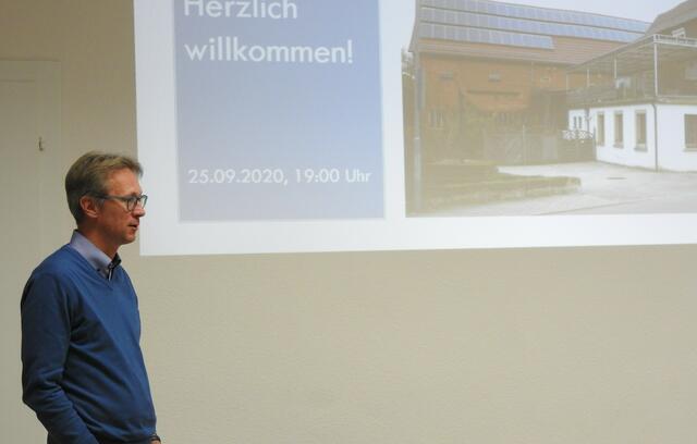 Pfarrer Klaus Kempter eröffnet die Mitgliederversammlung.