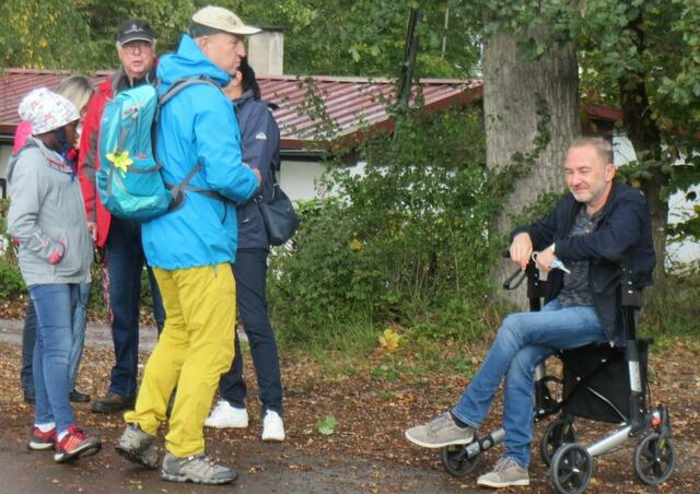 Am Kleintierzüchterheim angekommen, holte dann Reinhard einen selbst-gebrannten Kirsch aus dem Rucksack. | Foto: A.Spörle