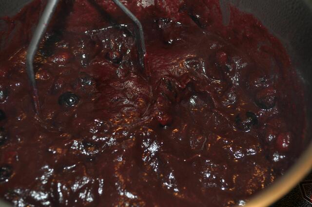 nach kurzem aufkochen, die Schlehen anstampfen | Foto: Daniela Somers