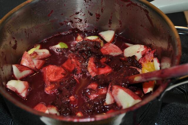 Mit den Äpfeln nochmals aufkochen. | Foto: Daniela Somers