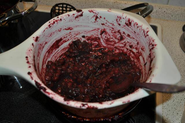 Im Sieb von den Kernen trennen. | Foto: Daniela Somers