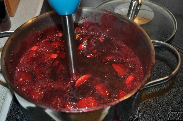 Mit dem Stabmixer klein pürieren | Foto: Daniela Somers