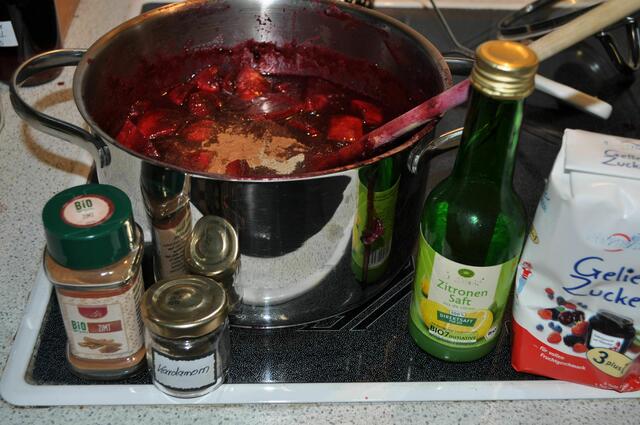 Mit Zimt, Kardamom und Zitronensaft würzen und mit Gelierzucker fertig kochen. | Foto: Daniela Somers