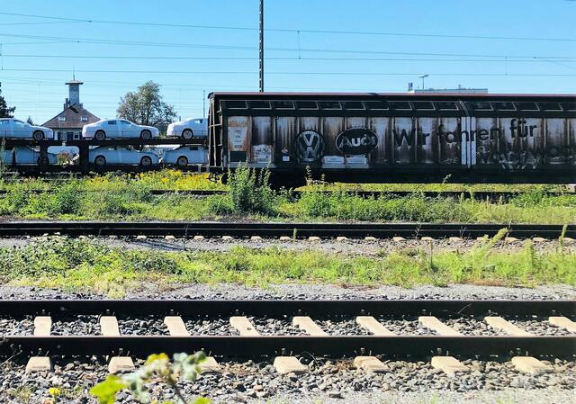Güterzug von Audi mit Audi Fahrzeugen