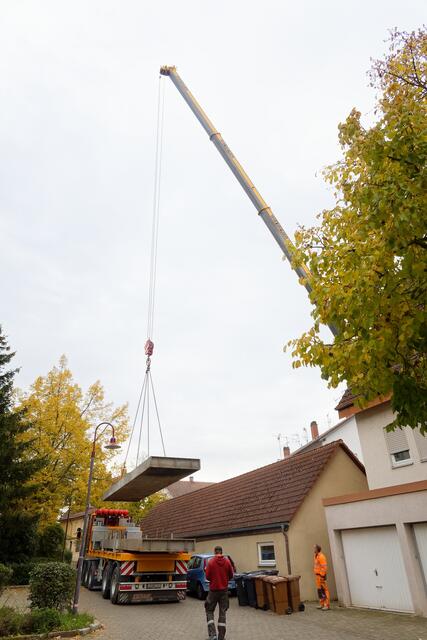 Also wurde kurzerhand beschlossen, die Brücke über unser Garagengebäude zu heben. Ich hatte glücklicherweise außen geparkt :-)  Meine Nachbarin, deren Auto drin stand, bekam sehr große Augen, als ich ihr erzählte, das die Brückenteile über unsere Garage gehoben werden .-)))
