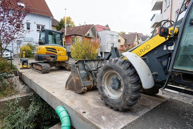 bei Feierabend wird die Brücke mit Baufahrzeugen vor Spätheimkehrern gesichert.