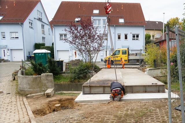 beide Teile liegen am Platz und werden mit den Fundamenten verschraubt.