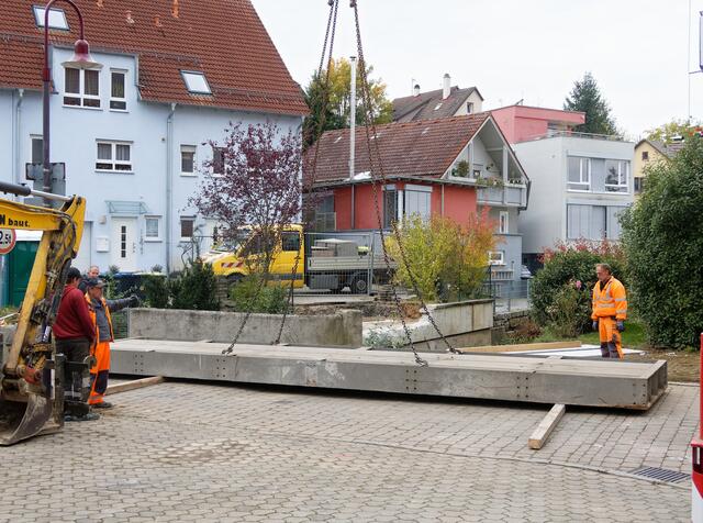 Das erste Brückenteil wird zwischengelagert, weil es noch um 180° gedreht werden muss
