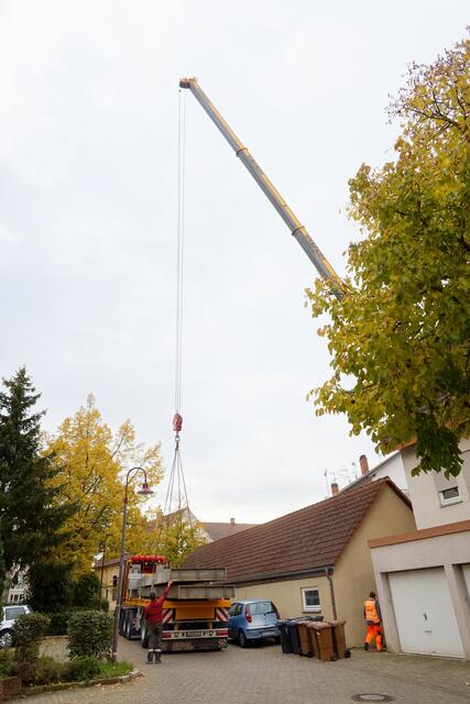 für den Tieflader wäre es schwierig gewesen, um das Garagengebäude herum zu rangieren. 