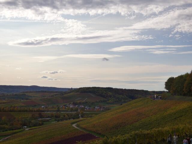 Hier hat sich die Sonne schon hinter den Wolken versteckt. Der Weinausschank rechts hinten ist gut besucht.