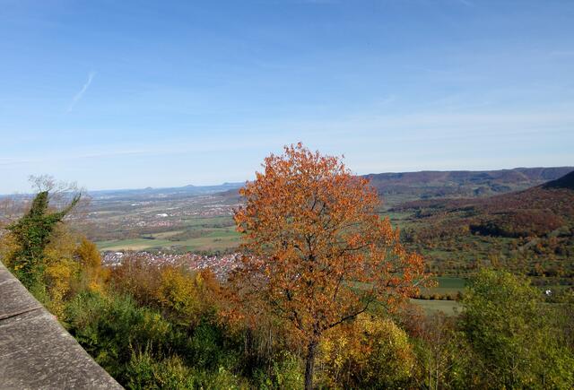 Aussicht vom Burghof, im Hintergrund wieder die Zeugenberge