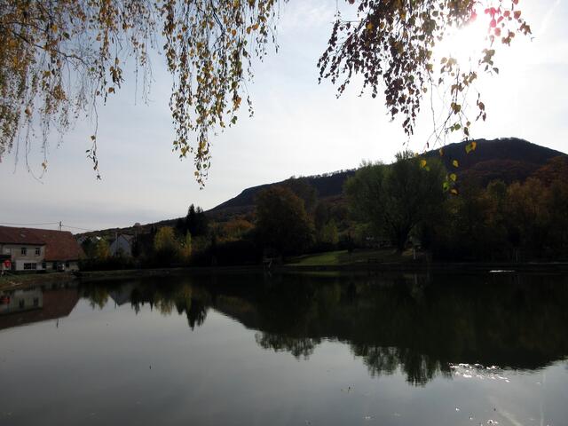 Der Badesee inmitten der Ortschaft Bissingen
