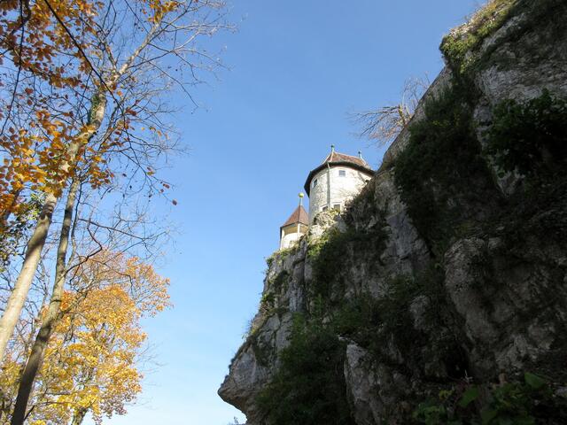 Unterhalb der Burg führt ein schmaler Steig zur Sibyllenhöhle