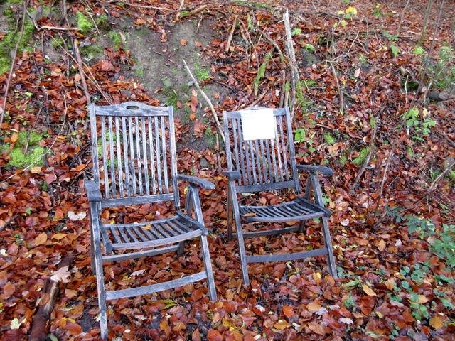 Am rechten Stuhl ist ein Schild, auf dem steht: "Senioren-Parkplatz, bitte stehen lassen" 😃