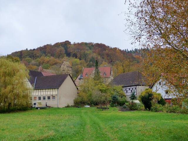 Blick über die Wiesen auf den Dorfmittelpunkt.
