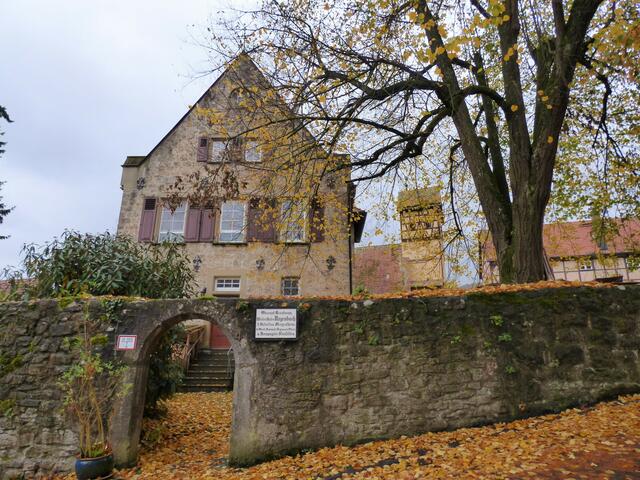 Pfarrhaus, Kirche und Garten sind von einer alten Mauer umgeben.