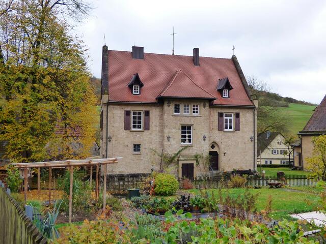 Im Pfarrgarten konnten anhand von Mauerresten die beträchtlichen Ausmaße der Großen Basilika nachgewiesen werden