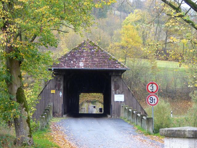Die überdachte Archenbrücke über die Jagst, die auch von Autos genutzt werden kann.