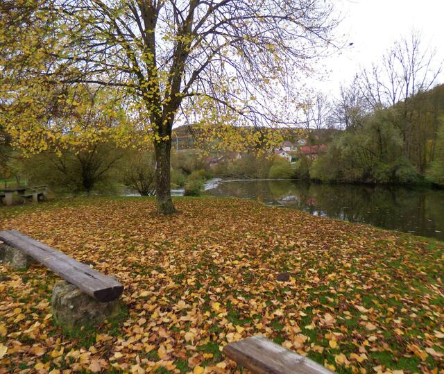 Ein schöner Rastplatz am Fluss.