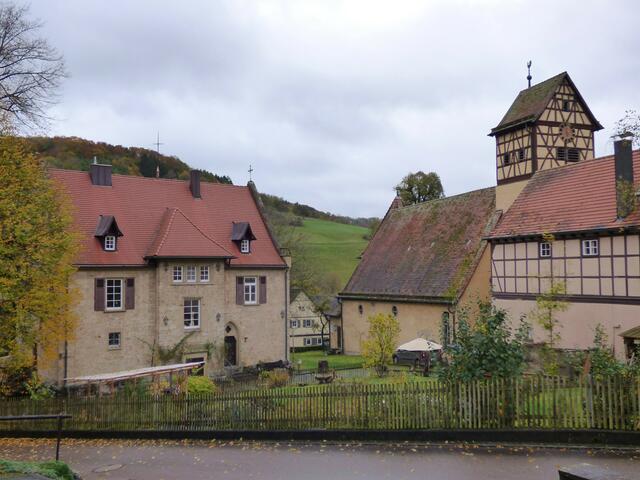 Mitten in dem kleinen Dorf - mit vielleicht 100 Einwohnern - stehen diese Gebäude. Links das Pfarrhaus mit der Krypta im Keller, rechts die St. Veitskirche.