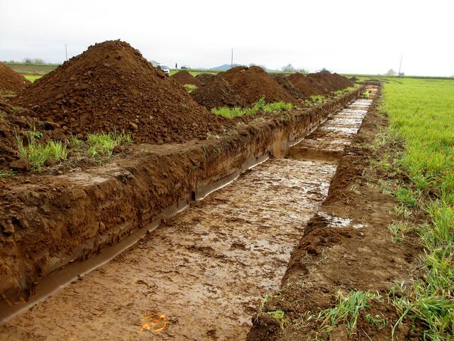 Archäologische Ausgrabungen, wir waren überrascht, aber das ist wohl üblich, wenn auf dem Gebiet einer ehemaligen Keltenschanze (das weiß man von Luftbildern) gebaut werden soll.
