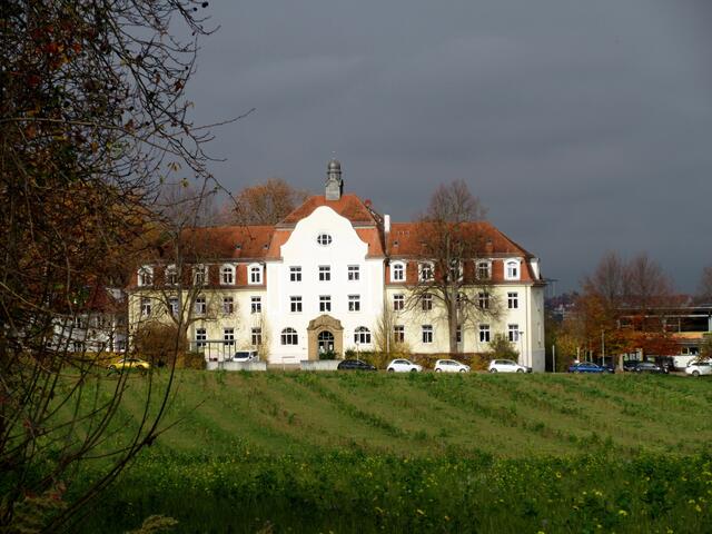 Wir wurden nicht nass, aber bedrohlich bauen sich die dunklen Wolken über der Wilhelmsruhe auf. Geschlossen wurde die Nachsorgeklinik 1991, man höre und staune, wegen PERSONALNOTSTAND im Jägerhaus-KH: https://www.stimme.de/archiv/stadt-hn/sonstige-Ploetzlich-war-Schluss;art1925,2101264