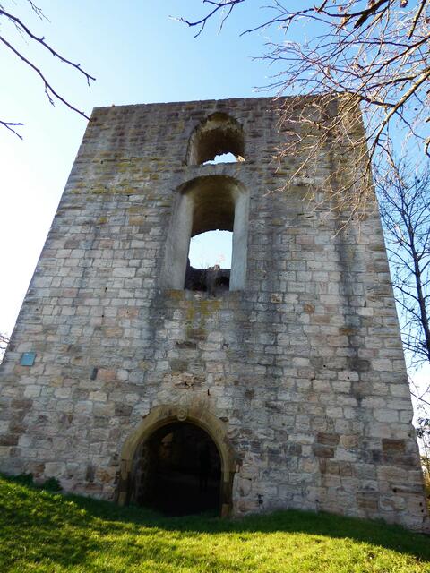Mit den dicken Mauern und den noch intakten Fensteröffnungen sieht wie sehr stabil aus.