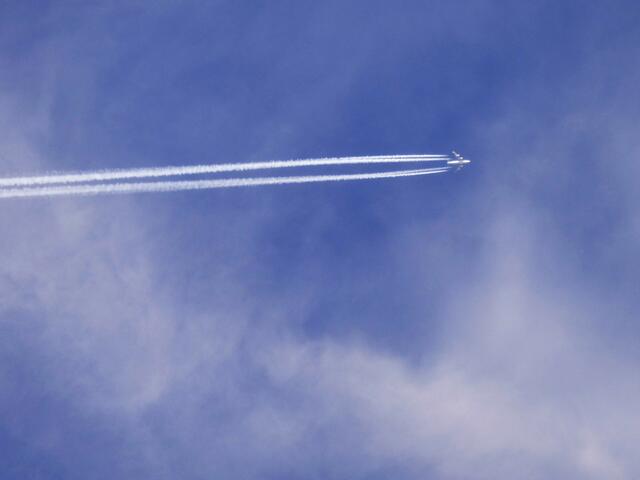 Es sind schon wieder Flieger mit den Kondensstreifen am Himmel zu sehen.