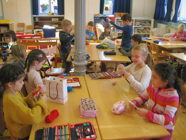 … in der Schule wurden sie zu Weihnachtsschmuck verwebt.