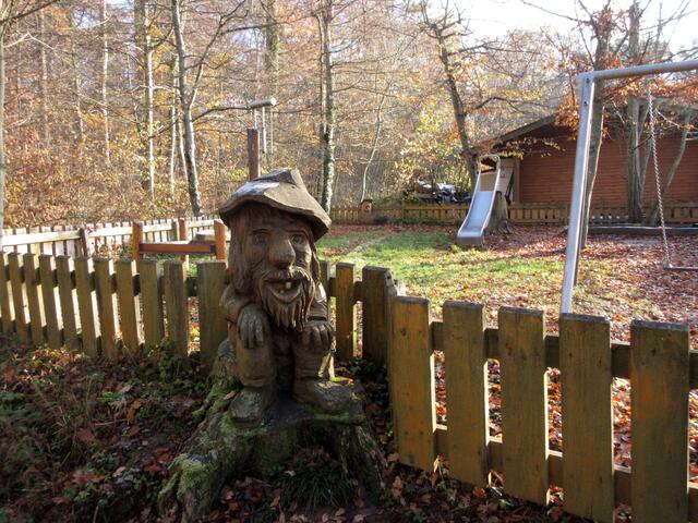 Beim Hotel und Seniorenresidenz Kreuzbergsee bewacht dieser Zwerg die Kreuzberghütte und den Spielplatz. Hier ist in "normalen" Sommern sicher viel los.