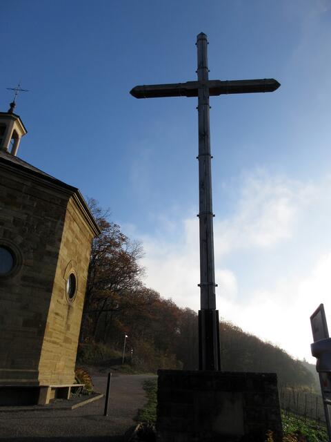 Ein Ostlandkreuz vor der Kapelle.