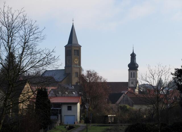 Schon bei der Anfahrt fielen uns die beiden nahe beieinander stehenden Kirchtürme ins Auge.