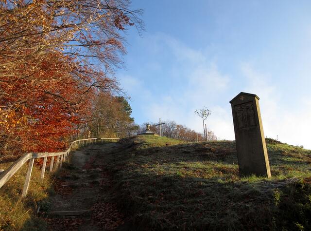 Noch einmal steil hinauf und dann ist die Kapelle erreicht. Die Kapelle wurde 1872 ohne kirchliche Zuschüsse nur durch die Gemeinde Tiefenbach errichtet und vom 2002 zur Erhaltung der Kapelle gegründeten Heimatverein 2012 nach der Renovierung neu eingeweiht.