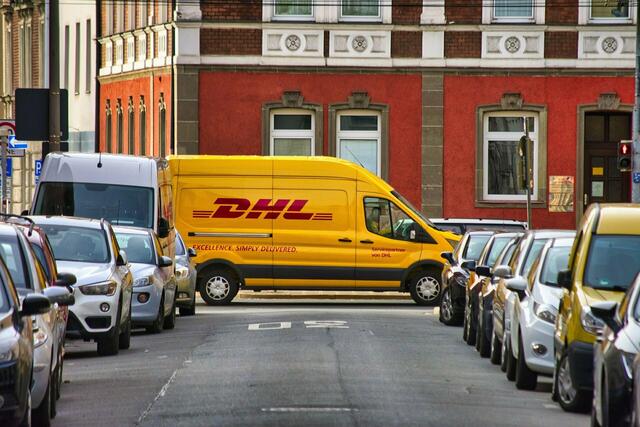 Vermeiden Sie unnötige Wege: Lassen Sie Ihr Paket direkt an Paketstationen oder Paketshops liefern. Muss das Paket doch an die Haustür gebracht werden, vermeiden Sie vergebliche Lieferversuche durch Terminabsprachen oder Anwesenheit. | Foto: Manuel Alvarez auf Pixabay