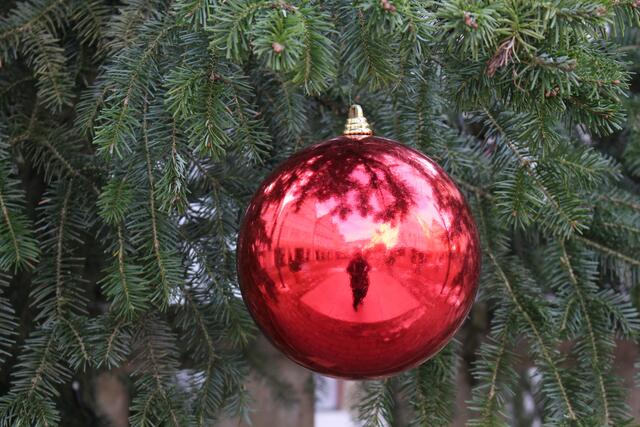 Weihnachtskugel spiegelt die Umgebung und den Betrachter auch in Künzelsau